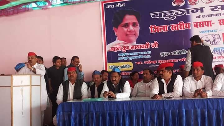काफी देर तक बसपा के पदाधिकारी खड़े रहे लेकिन सपा के नेताओं ने उन्हें मंच पर बैठने का स्थान नहीं दिया. इसी बात को लेकर दोनों दलों में बहस शुरू हो गई, जब कुछ बुजुर्ग नेताओं ने दोनों दलों के पदाधिकारियों को समझाया तब मामला शांत हुआ. इसके बाद सपा ने मंच से तीन कुर्सियों पर ही बसपा नेताओं को बैठने का स्थान दिया.