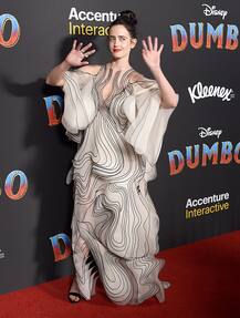 ऐसे हॉट लुक में इस हसीना ने रेड कार्पेट पर दिखाए जलवे, देखें तस्वीरें