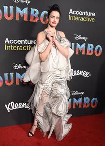 ऐसे हॉट लुक में इस हसीना ने रेड कार्पेट पर दिखाए जलवे, देखें तस्वीरें