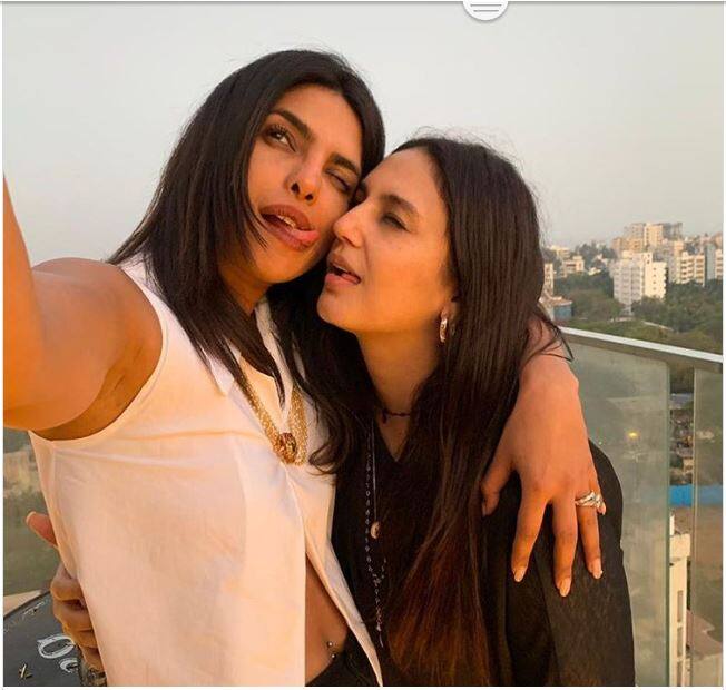 हुमा कुरैशी भी पार्टी में पहुंचीं थीं. प्रियंका चोपड़ा के साथ उनकी ये तस्वीर देखने को मिली है.