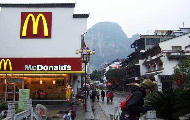 साउथ चीन में पहाड़ पर मैकडी बना है. 