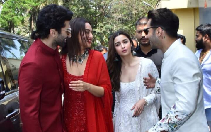 आदित्य रॉय कपूर और सोनाक्षी सिन्हा एक जैसे रंग के कपड़े पहने नजर आए तो वहीं आलिया और वरुण एक जैसे रंग में दिखे. 