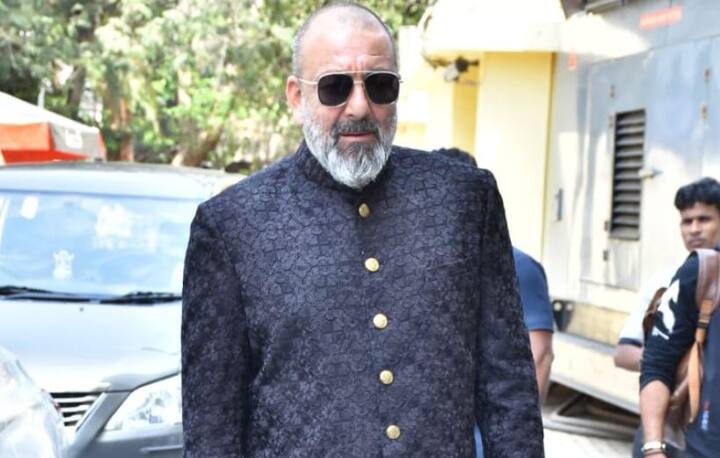 माधुरी के साथ 21 साल बाद स्क्रीन शेयर करने जा रहे संजय दत्त भी खास अंदाज में पहुंचे. 