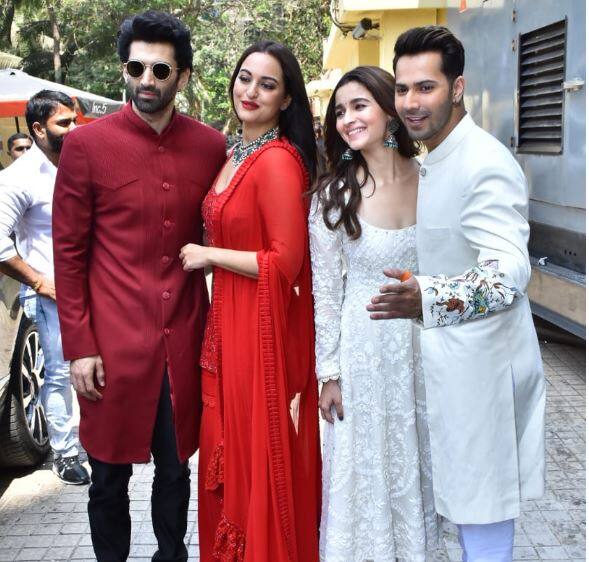 माधुरी और संजय के साथ फिल्म की बाकी टीम भी दो - दो के पेयर में एक दूसरे के साथ आउटफिट्स की ट्वीनिंग करते दिखे.