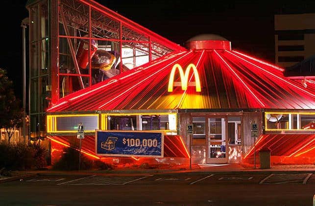 आप मैकडोनाल्ड तो बहुत गए होंगे लेकिन क्या आपने ऐसे मैकडोनाल्ड देखें हैं जो किसी आलीशान मेंशन से कम नहीं. आज हम आपको कुछ ऐसे ही मैकडोनाल्ड्स के बारे में बताने जा रहे हैं जहां लोग सिर्फ उसके बेहतरीन लुक और लोकेशन के कारण तस्वीरें खिंचवाने आते हैं.सभी फोटोः Fodors (Flickr) 
