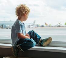 हैरतअंगेज! फ्लाइट उड़ने के काफी देर बाद महिला को आया याद, बच्चा रह गया एयरपोर्ट पर, जानें फिर क्या हुआ