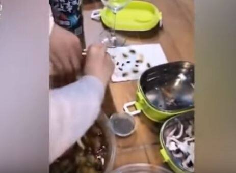 महिला ने ना सिर्फ रेस्तरां की शिकायत की बल्कि अपना सारा पैसा भी वापिस लिया और पुलिस में भी शिकायत कर दी है.   