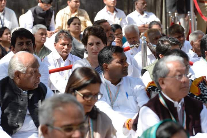 कांग्रेस महासचिव बनने के बाद प्रियंका गांधी ने आज पहली बार भाषण दिया. गुजरात के गांधीनगर में कांग्रेस कार्य समिति की बैठक के बाद रैली में प्रियंका गांधी ने मोदी सरकार पर जमकर हमला बोला.