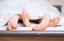 ब्वॉयफ्रेंड के साथ सेक्सुअल एक्ट करते ही इस लड़की को हो गई सांस लेने में दिक्कत, हॉस्पिटल में अब करवा रही है इलाज