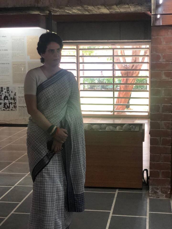 इस दौरान प्रियंका ने प्रधानमंत्री नरेंद्र मोदी को सवालों के कटघरे में खड़ा किया. प्रियंका ने कहा कि मोदी सरकार ने देश के युवाओं को दो करोड़ रोजगार देने का वादा किया था, लेकिन आज रोजगार कहां है?
