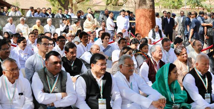  अपने भाषण शुरु करने से पहले प्रियंका गांधी ने कहा कि मैं भाषण नहीं दूंगी बल्कि दो शब्द बोलूंगी. प्रियंका ने कहा, ''मैं पहली बार गुजरात आई हूं. पहली बार साबरमती आश्रम गई, जहां से गांधी जी ने आजादी का आंदोलन शुरू किया. आश्रम में प्रार्थना करते हुए आंसू आ गए और उन लोगों की याद आई, जिन्होंने देश के लिए जीवन दिया.'' उन्होंने कहा, ''ये देश प्रेम सद्भावना और आपसी प्यार के आधार पर बना है. इसलिए आज जो देश में आज जो हो रहा है उसे देखकर दुख होता है.''