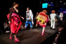 पहले नहीं देखा होगा ऐसा फैशन शो, जिसमें मॉडल्स के चेहरे ही छुपे हुए हैं, देखें तस्वीरें