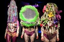 पहले नहीं देखा होगा ऐसा फैशन शो, जिसमें मॉडल्स के चेहरे ही छुपे हुए हैं, देखें तस्वीरें