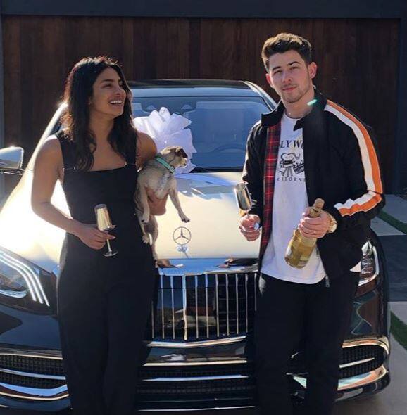 सिंगल 'सकर' के अमेरिकी बिलबोर्ड में शीर्ष पर पहुंचने की खुशी में पॉप गायक निक जोनस ने पत्नी प्रियंका चोपड़ा जोनस को काले रंग की चमचमाती शानदार कार मेबैक गिफ्ट में दी है. 