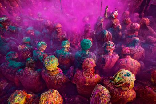 रंगों के त्योहार होली की तैयारियां हर ओर जोर-शोर से चल रही हैं. लेकिन आप सुरक्षित और सेफ होली खेलने की तैयारी करेंगे तो आपकी होली का मजा दोगुना हो जाएगा. चलिए जानते हैं आप कैसे सेफ होली खेल सकते हैं. बता रही हैं हेल्थियंस की वरिष्ठ लाइफस्टाइल मैनेजमेंट कन्सल्टेंट डॉ. स्नेहल सिंह.सभी फोटोः गेटी इमेज