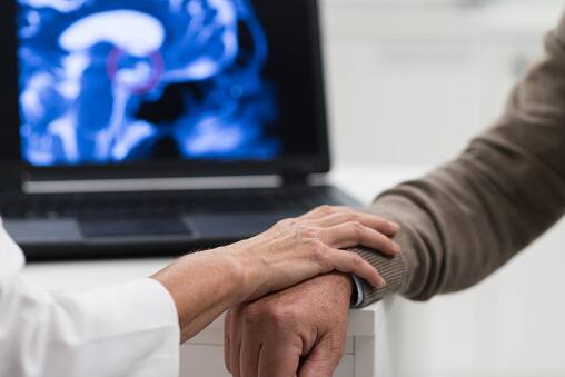 ली को कुछ समझ नहीं आया. पूरी बात पता चलने के बाद ली हैरान रह गए. उन्हें पता ही नहीं था कि 2005 में उनकी ब्रेन की सर्जरी हुई थी. अब ली दूसरे ट्यूमर का इलाज करवा रहे हैं. हॉस्पिटल में इलाज के दौरान ली और उनकी पत्नी 9 लाख से अधिक रूपए खर्च कर चुके हैं. अब इन्होंने हॉस्पिटल के खिलाफ शिकायत दर्ज करवाई है.