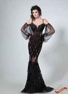 दुल्हन के लिए डिजाइनर ने बनाई ऐसी बदन दिखाऊ ड्रेस, अब सोशल मीडिया पर हो रही है ट्रोल