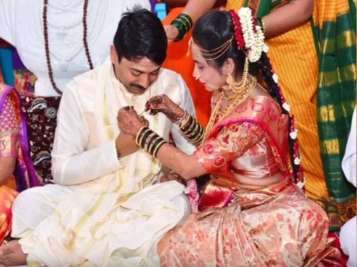 Karnataka: brides tying mangalsutras to grooms कर्नाटक: अनूठी शादी में दुल्हनों ने दूल्हों को पहनाया मंगलसूत्र