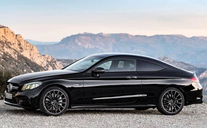 सी43 के केबिन का लेआउट सी-क्लास फेसलिफ्ट से मिलता-जुलता है. इस में मर्सिडीज का नया स्टीयरिंग व्हील, टच-सेंसिटिव कंट्रोल के साथ दिया गया है. 