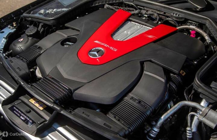 कार में 10.25 इंच का इंफोटेनमेंट सिस्टम, पैनारोमिक सनरूफ, मल्टी-बीम एलईडी हैडलैंप और ड्यूल-जोन क्लाइमेट कंट्रोल जैसे फीचर भी दिए गए हैं. सुरक्षा के लिए इस में सात एयरबैग, अडेप्टिव ब्रेकिंग, अटेंशन असिस्ट और एक्टिव पैकिंग असिस्ट जैसे फीचर दिए गए हैं.