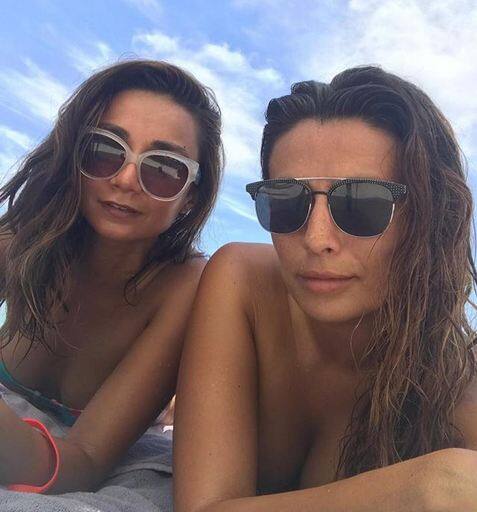 इरा ने अपने फ्रेंडस के कई हॉट तस्वीरें अपने फैंस के लिए सोशल मीडिया पर पोस्ट की हैं. 