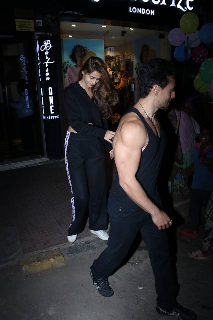  बॉलीवुड अभिनेता टाइगर श्रॉफ और अभिनेत्री दिशा पाटनी एक दूसरे के साथ अपनी लव लाइफ को लेकर काफी सुर्खियों में रहते हैं. एक बार फिर से ये दोनों देर रात डिनर डेट पर स्पॉट किए गए. (तस्वीर: मानव मंगलानी)