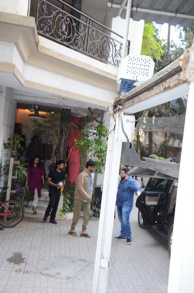 आज इरफान जब कहीं अपने घर से निकल रहे थे उसी दौरान उन्हें क्लिक कर लिया गया.