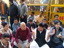 कॉल सेंटर पर छापेमारी के खिलाफ चुनाव आयोग पहुंची AAP, समय नहीं मिला तो धरने पर बैठे नेता