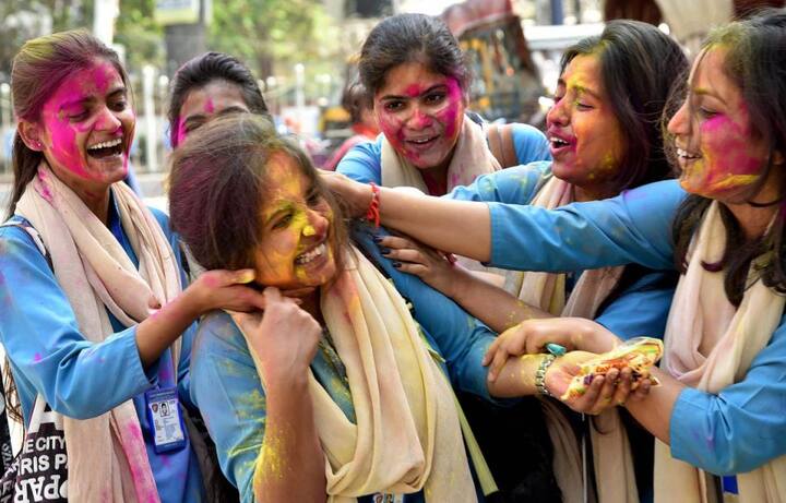 होली के रंगों में सराबोर लड़कियां. रंग और गुलाल के इस त्योहार में युवा वर्ग के लोगों में काफी उत्साह रहता है.