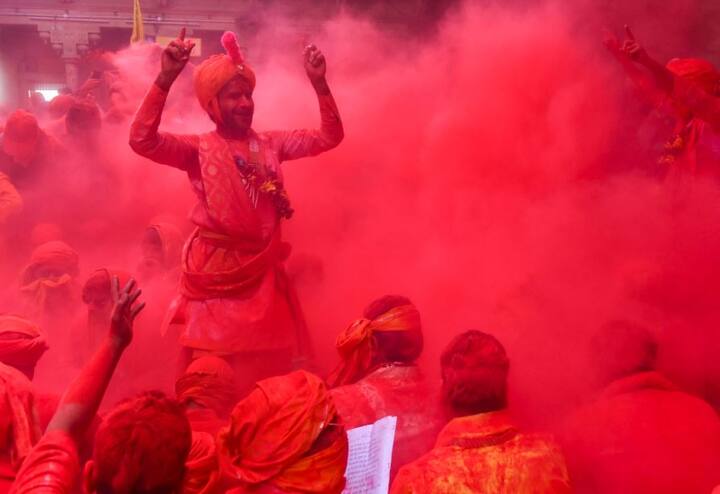 लठमार होली के मौके पर शांति और व्यवस्था बनाए रखने के लिए सुरक्षा के तमाम इंतजाम किए गए थे. मौके पर जिलाधिकारी, पुलिस अधीक्षक सहित तमाम वरिष्ठ अधिकारी बरसाना में मौजूद थे.