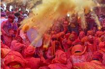 Holi 2019: मथुरा के बरसाना में खेली गई लठमार होली, देखें मनमोहक तस्वीरें