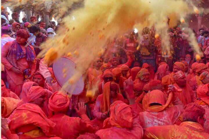 ब्रज क्षेत्र के प्रसिद्ध स्थल बरसाना में शुक्रवार को विश्व प्रसिद्ध लठमार होली खेली गयी. इसमें महिलाओं ने पुरूषों पर लाठियां बरसायी और पुरूषों ने हंसते हुए ढाल से अपना बचाव किया. यहां देखें लठमार होली की तस्वीरें.