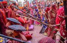 Holi 2019: मथुरा के बरसाना में खेली गई लठमार होली, देखें मनमोहक तस्वीरें