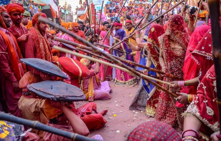 इस अनूठी होली को देखने के लिए सैकड़ों की संख्या में लोग बरसाना आए हैं. बरसाना की हुरियारिनों (लाठी चलाने वाली महिलाएं) ने होली खेलने नन्दगांव से आए हुरियारों (ढाल लेकर होली खेलने वाले पुरूष) पर लाठियां बरयायीं.