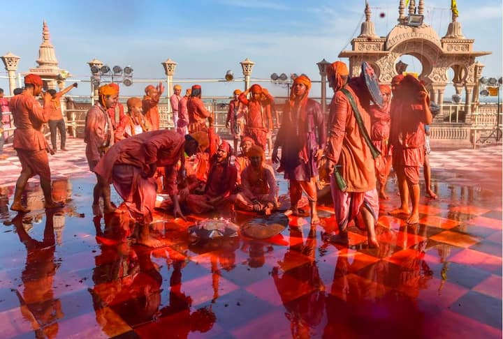 शनिवार को एक बार फिर कुछ इसी प्रकार की होली होगी. उस दिन होली नन्दगांव में खेली जाएगी. नन्दगांव में होली खेलने बरसाना के हुरियारे जायेंगे और हुरियारिनें स्थानीय महिलाएं होंगी. 