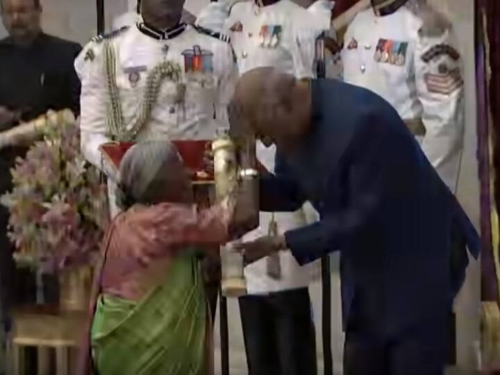 पद्म पुरस्कारः प्रोटोकॉल तोड़कर 106 साल की ‘वृक्ष माता’ ने राष्ट्रपति कोविंद को दिया आशीर्वाद When The