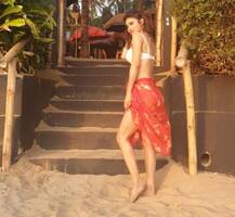 बीच के किनारे बिकिनी में नजर आईं मौनी रॉय, फैंस को लुभा रहा उनका यह अंदाज़