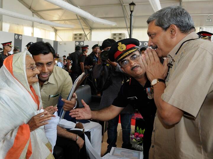 एक बार एक महिला मनोहर पर्रिकर के जनता दरबार में अपने बेटे के लिए लैपटॉप मांगने आई. वहां मौजूद अधिकारियों ने कहा कि सर यह महिला योजना के अंतर्गत नहीं आती है. इसके बाद पर्रिकर ने अपने पैसे से उनके लिए लैपटॉप की व्यवस्था कराई.