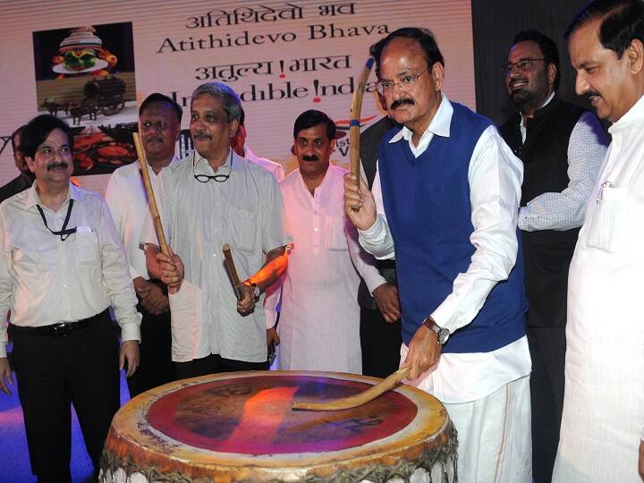 मध्यमवर्गिय परिवार में 13 दिसंबर, 1955 में जन्मे पर्रिकर ने राष्ट्रीय स्वयं सेवक संघ के प्रचारक के रूप में करियर शुरू किया. 