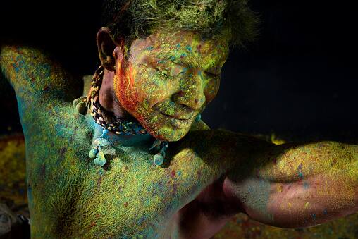  आंखें सबसे नाजुक हैं, इसलिए आंखों की रक्षा के उपाय करें. होली खेलने के समय या तो ग्लेयर्स पहनें या फिर भरपूर पानी से आंखों को धोते रहें. सुनिश्चित करें   कि आप अपनी आंखें न रगड़ें. 