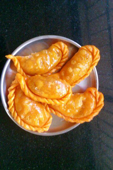 गुजिया- गुजिया होली की सबसे पसंदीदा डिश में से एक है जो चीनी, नारियल और खुशबूदार मसालों के साथ बनाई जाती है. गुजिया खाने में बेहद स्वादिष्ट होती है.   आमतौर पर ये तेल में तलकर बनाई जाती है लेकिन हम आपको बता रहे हैं कि कैसे आप गुजिया को बनाएं जो आपकी सेहत को नुकसान न पहुचाएं.सभी फोटोः गूगल फ्री इमेज