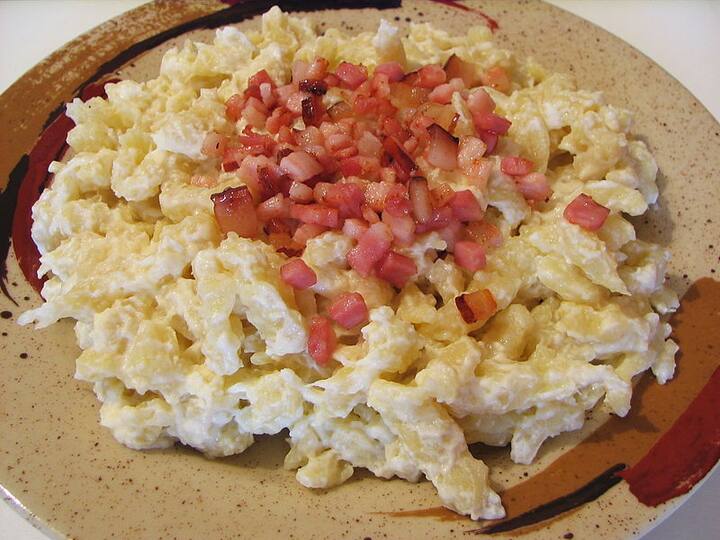  मलाई पेड़ा- मलाई पेड़ा बहुत ही स्वादिष्ट डिशेज में से एक है लेकिन इसमें बहुत ज्यादा कैलोरीज होती है तो सेहत पर नुकसान भी पहुंचाती है, तो हम आपको संजीव कपूर की   एक रेसिपी बता रहे है जिससे आप शुगर फ्री मलाई पेड़ा बना सकते हैं. एक पैन में दूध उबाले और तब तक उबालें जब तक यह आधा न हो जाए फिर इसमें केसर   डालें और अच्छी तरह मिलाएं. अब दो चम्मच पानी के साथ सीट्रिक एसिड मिलाकर उबले हुए दूध में डालें फिर हरी इलायची पाउडर डालकर अच्छी तरह से   मिलाएं. पैन को गरम करके उसमें शुगर फ्री नेचुरल डायट डालें और ठंडा करने के लिए अलग रख दें. उसके बाद मिश्रण को आठ बराबर भागों में काट दें और उन्हें   गोल का आकार दे दें. अंत में पेड़े पर धिसे हुए बादाम भी डालें.