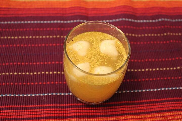  वेज कांजी- ये मसालेदार ड्रिंक होली पर बहुत बनाई जाती है. यह न्‍यूट्रिशंस से भरपूर होती है और काफी स्वादिष्ट भी होती है. इसे बनाना बहुत आसान है. गाजर, चुकंदर और   शलगम को स्लाइस में काट लें. एक गिलास गर्म पानी को एक जार में डालें  और सभी सब्जियां और राई, नमक, लाल मिर्च इसमें डाल लें. इसे अच्छी तरह   मिक्स करें और जार के चारों ओर एक कपड़ा बांधकर गर्म स्थान पर छोड़ दें. हर दिन इस जार को हिलाते रहें. 3 से 4 दिन में ये गहरे रंग में बदल जाएगा और   खट्टे स्वाद के साथ ये बहुत ही टेस्टी लगता है. पीने से पहले ठंडा करके पिएं.