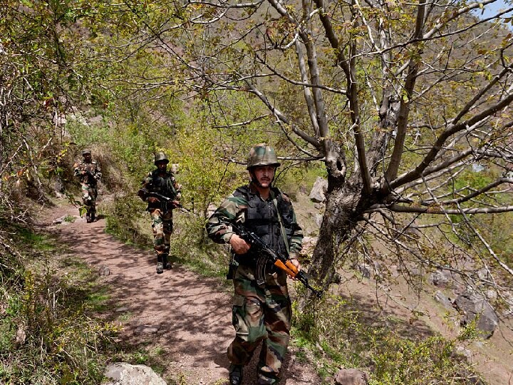 Pakistan initiated unprovoked ceasefire violation with mortars along the LoC in Poonch district of Jammu & Kashmir जम्मू कश्मीर: पूंछ में पाकिस्तान ने फिर किया संघर्ष विराम का उल्लंघन, भारतीय सेना का मुंहतोड़ जवाब