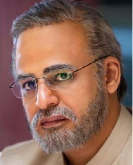 अभिनेता विवेक ओबेरॉय जल्द ही पीएम मोदी के ऊपर बन रही बायोपिक में उनका रोल निभाते नजर आने वाले हैं. इस मूवी के लेकर लोगों में काफी एक्साइमेंट नजर आ रही है. ट्रेड एनालिस्ट तरन आदर्श ने हाल ही में विवेक के 9 लुक्स को शेयर किया है. इनमें वो पीएम मोदी की जवानी से लेकर उम्र दराज में लुक में नजर आ रहे हैं. आगे तस्वीर में देखिए विवेक का पीएम मोदी अवतार. (तस्वीर- तरन आदर्श ट्विटर हैंडल)