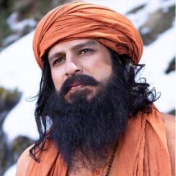 एक तस्वीर में विवेक साधु के भेष में नजर आ रहे हैं. कहा जाता है ये रूप तब का है जब पीएम मोदी ने अपने जीवन के दो साल हिमालय में बिताए थे. (तस्वीर- तरन आदर्श ट्विटर हैंडल)
