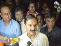 केंद्रीय मंत्री महेश शर्मा ने जिस गांव को लिया था गोद, उस गांव के लोगों ने लगाए ऐसे पोस्टर