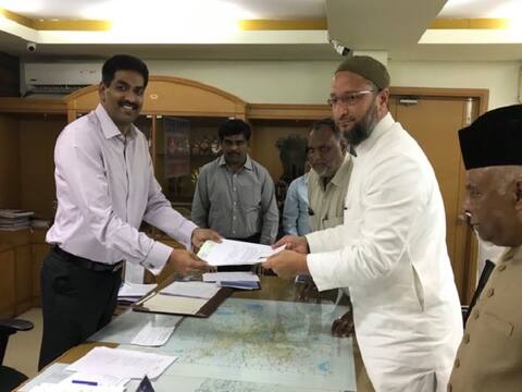 AIMIM चीफ असदुद्दीन ओवैसी ने हैदराबाद लोकसभा सीट से नामांकन दाखिल किया AIMIM चीफ असदुद्दीन ओवैसी ने हैदराबाद लोकसभा सीट से नामांकन दाखिल किया