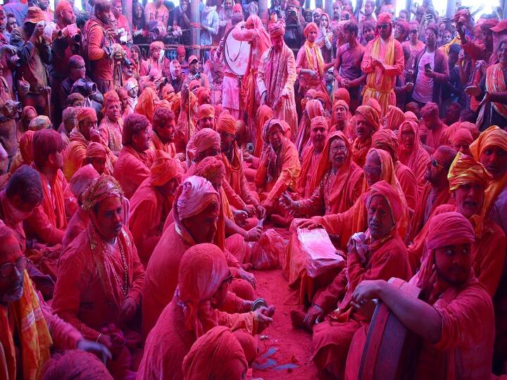 उत्तर प्रदेश में ब्रज क्षेत्र के प्रसिद्ध स्थल बरसाना की होली काफी मशहूर है. यहां होली खेलने दूर-दूर से लोग आते हैं. यहां देखे बरसाना की होली की कुछ खूबसूरत तस्वीरें. 