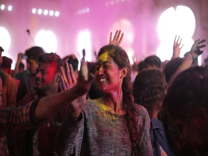 होली के रंगों में सराबोर लड़कियां. रंग और गुलाल के इस त्योहार में युवा वर्ग के लोगों में काफी उत्साह रहता है.